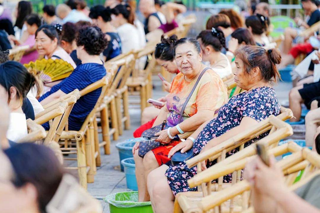 局”里感受文商农旅体深度融合的彭派生活开元棋牌打卡彭州中医药嘉年华 在“养生(图4)